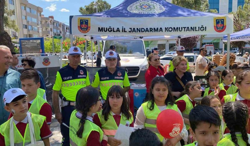 Jandarma trafik standına büyük ilgi