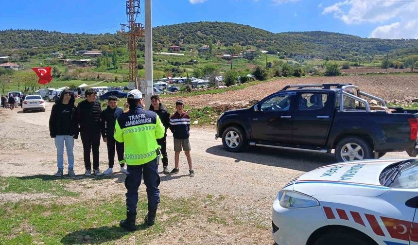 Jandarma, vatandaşlara trafik kurallarını anlattı