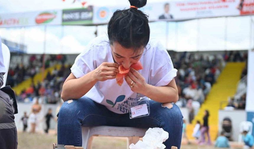 Kadınlar en çok domatesi yemek için yarıştı: Birinci 1,5 kilo üzerinde domates yedi