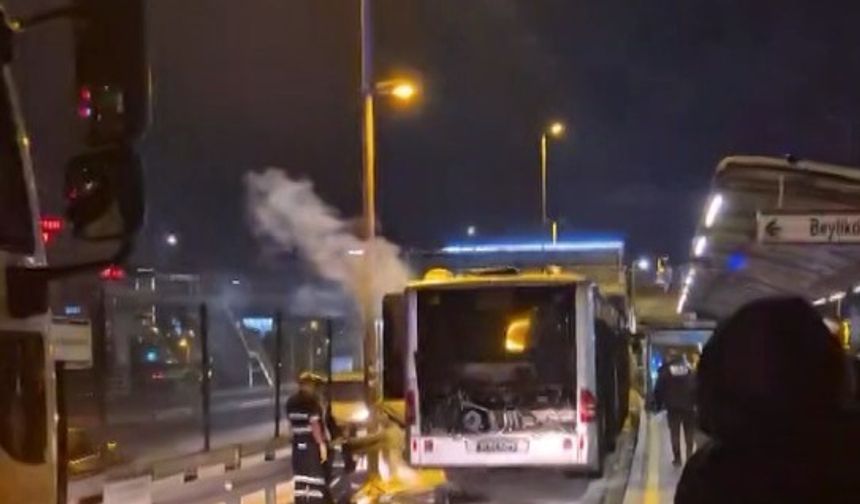 Kağıthane’de metrobüsün motor bölümü yandı, seferler kısa süre durduruldu