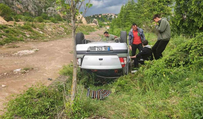 Karabük’te kontrolden çıkan otomobil dere kenarına devrildi: 5 kişi yaralandı