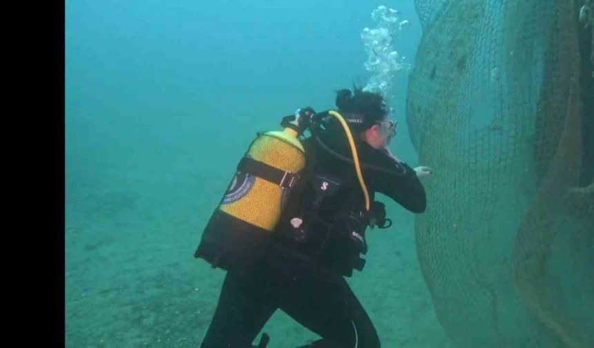 Karaburun’da hayalet ağlar toplandı