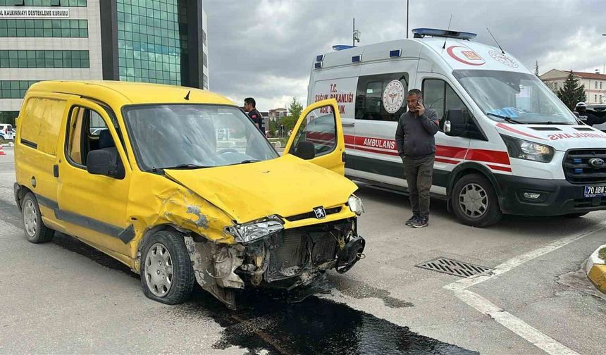Karaman’da iki hafif ticari araç çarpıştı: 2 yaralı