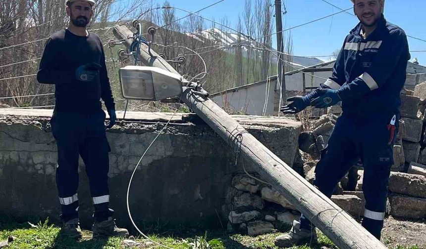 Karayazı’da hortum ve fırtına enerji hatlarını vurdu
