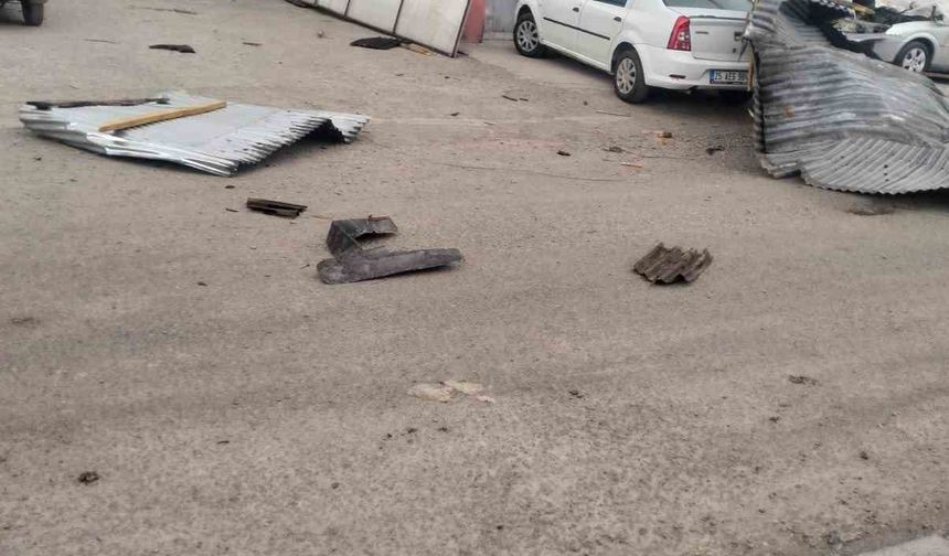 Kars’ta şiddetli rüzgar iş yerlerinin çatısını uçurdu