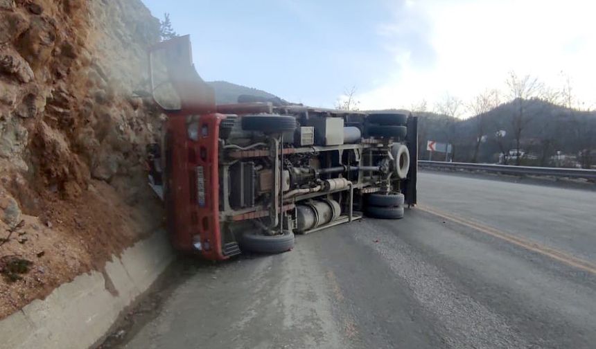 Kastamonu’da meyve yüklü kamyon devrildi