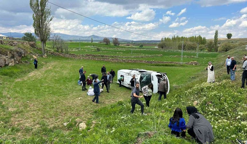 Kayseri’de öğrenci servisi devrildi: 15 öğrenci yaralı