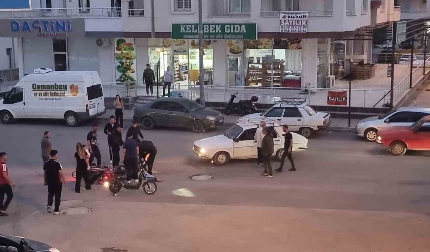Kaza anı kamerada: Yaralı sürücüyü kaldırıp kenara götürdüler