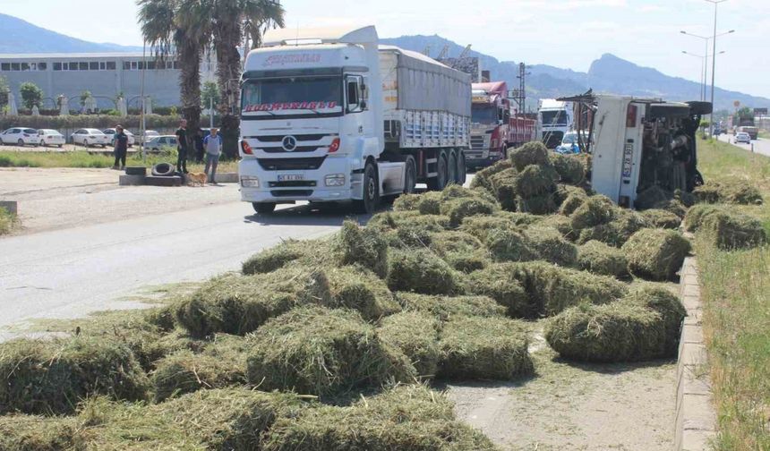 Kaza yapan kamyondaki saman balyaları yola saçıldı