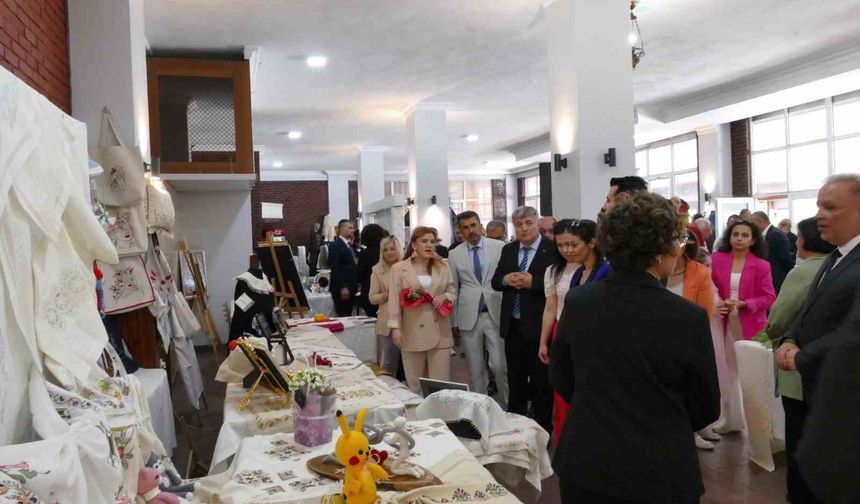 Kilimli Halk Eğitim Merkezi Müdürlüğü’nden yıl sonu sergisi