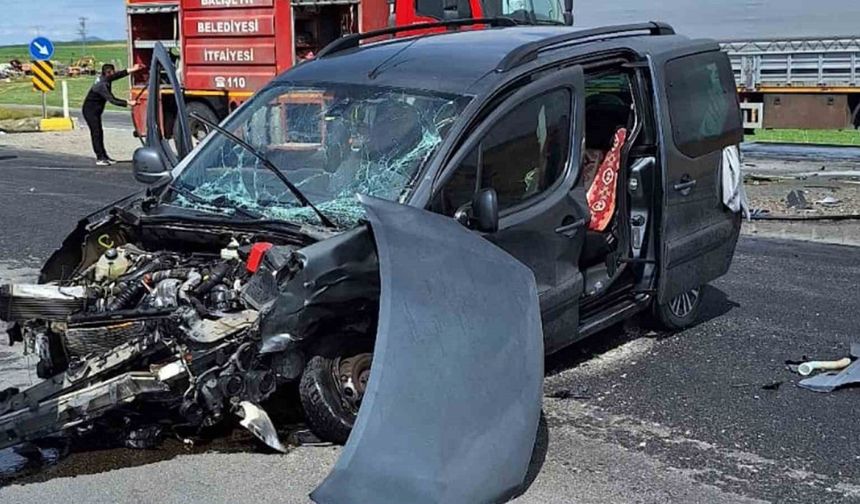 Kırıkkale’de kamyonet ile otomobil çarpıştı: 3 yaralı