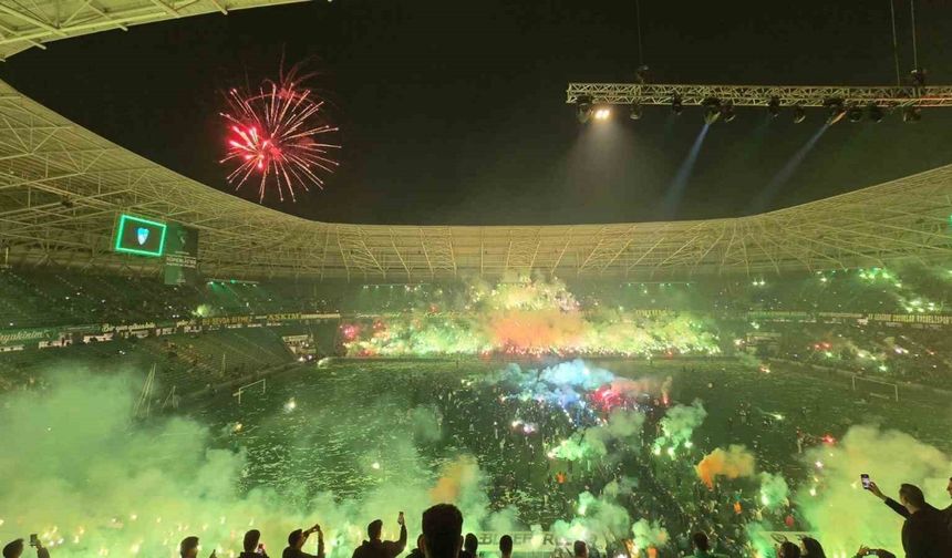 Kocaelispor camiası kupayı ünlü isimlerle kutladı