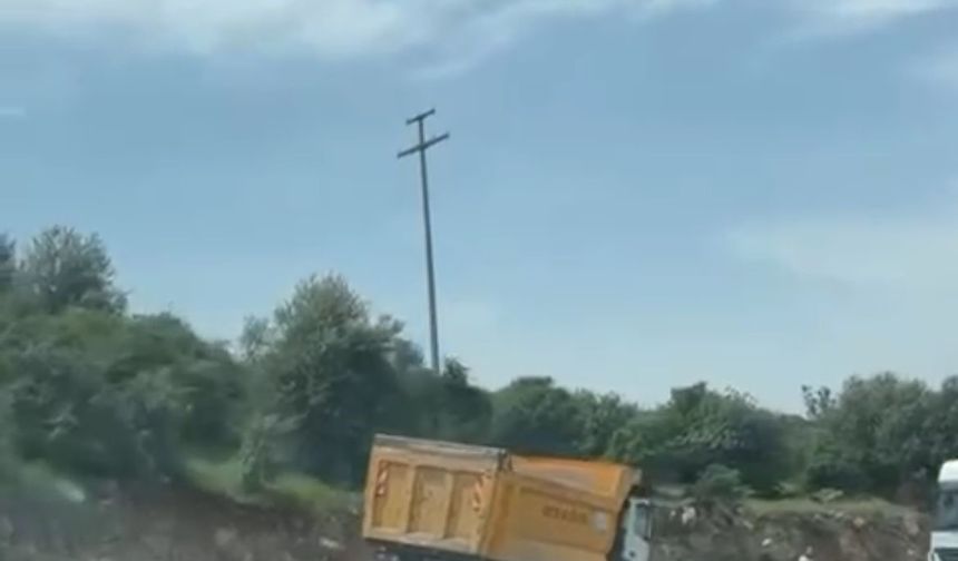 Kontrolden çıkan kamyon bariyerleri aşıp karşı yöne daldı
