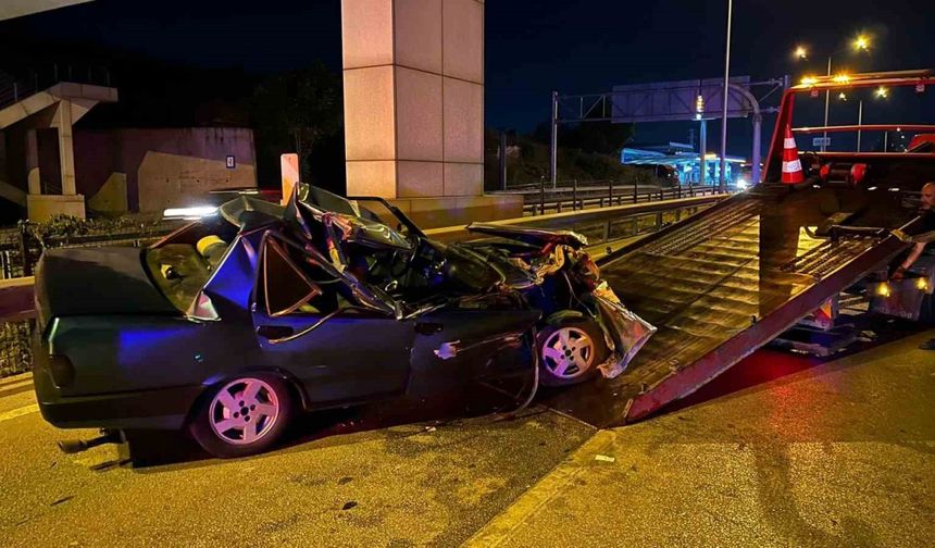 Kontrolden çıkan otomobil önce tıra sonra bariyerlere çarptı: 1 ağır yaralı