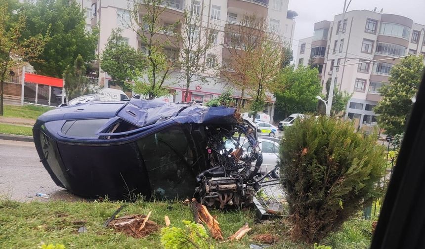 Kontrolden çıkan otomobil refüje çarptı: 2 yaralı