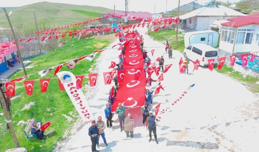 Köyde 24 metrelik Türk bayrağıyla yürüyüş gerçekleştirildi