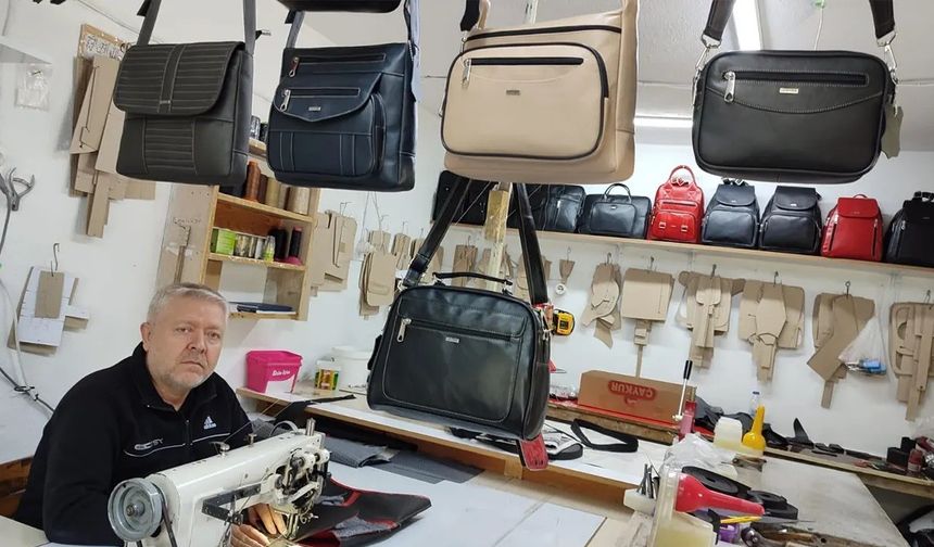 Küçük atölyesinde eliyle diktiği deri ürünleri Türkiye’nin her yerine gönderiyor