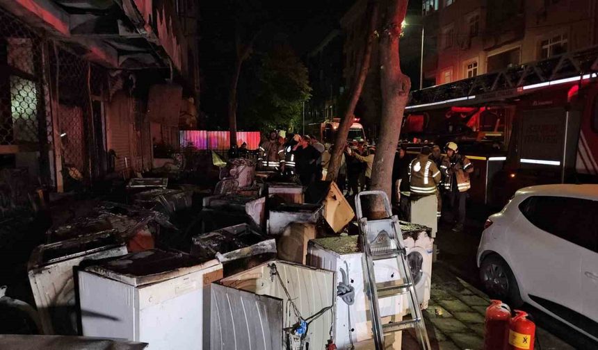 Küçükçekmece’de beyaz eşya deposunda çıkan yangın 3 katlı binayı kül etti