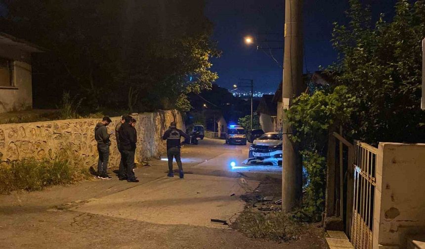 Kurşun yağmuruna tutulan otomobil kaza yaptı: 1 ağır yaralı
