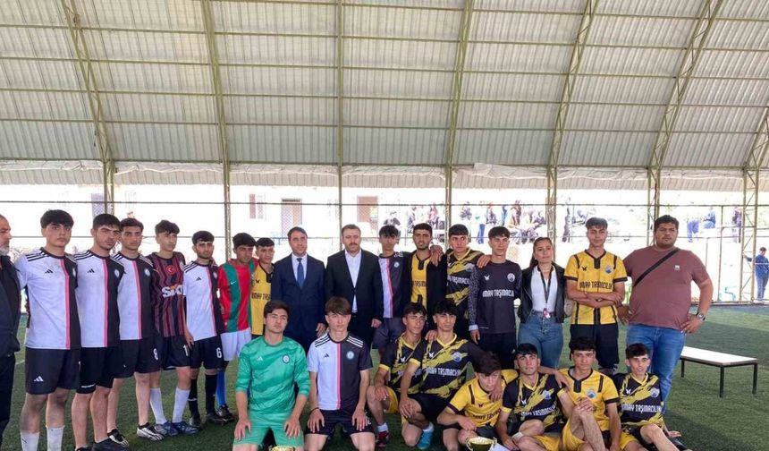 Liseler arası futbol turnuvası birincisi kupasını Kaymakam Yurdagül’den aldı