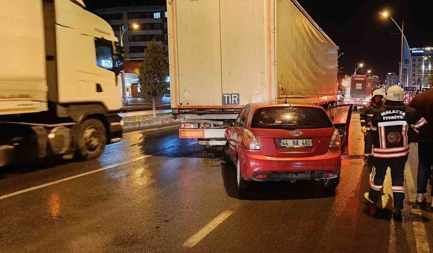 Malatya’da otomobil ile tır çarpıştı: 3 yaralı