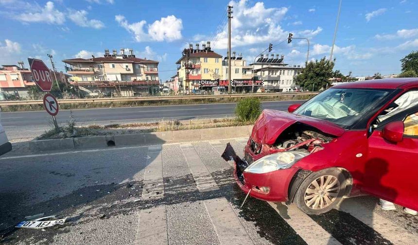 Manavgat’ta otomobil ile kamyonet çarpıştı: 1 yaralı
