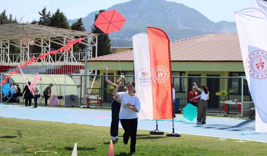 Manisa’da Uçurtma Şenliğinde özel bireyler ve gençler gökyüzüyle buluştu