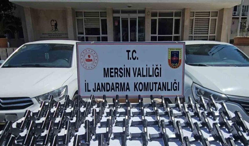 Mersin’de 2 otomobilde 70 tabanca ele geçirildi: 2 tutuklama