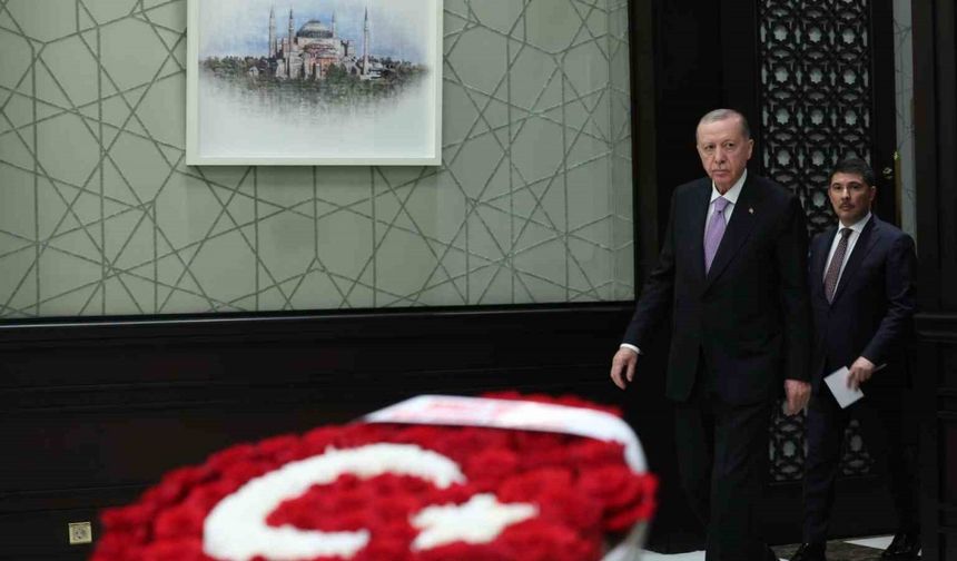 MHP Lideri Bahçeli’den Kabine’ye Türk bayraklı çiçek