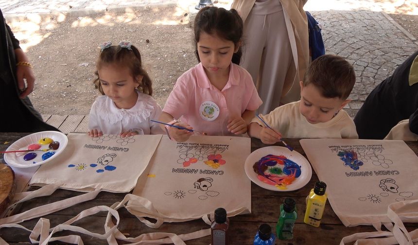 Minikler hem doğada çöp topladı hem de anneleri için bez çanta boyadı