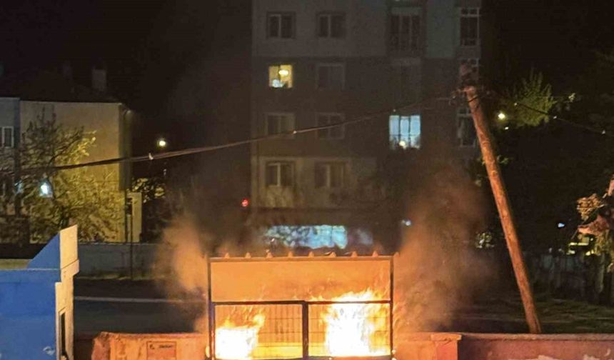 Muratlı Belediyesi’ne ait konteyner alev alev yandı