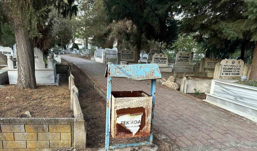 Muratlı Mezarlığı’ndaki çöp kovaları yenilenmeyi bekliyor