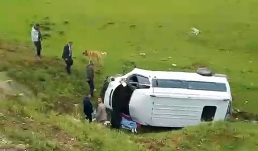 Mutki’de minibüs şarampole yuvarlandı: 2’si ağır 5 yaralı