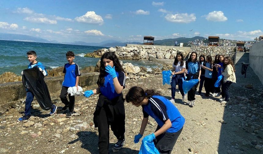 Öğrencilerden Mudanya sahillerinde temizlik operasyonu