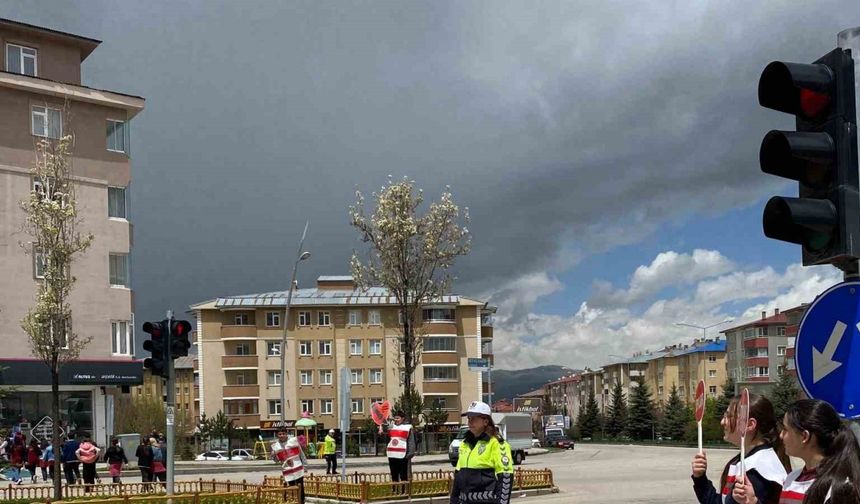 Öğrencilerden trafikte farkındalık uygulaması