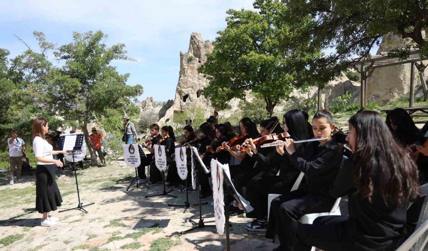 Öğrencilerden turistlere konser