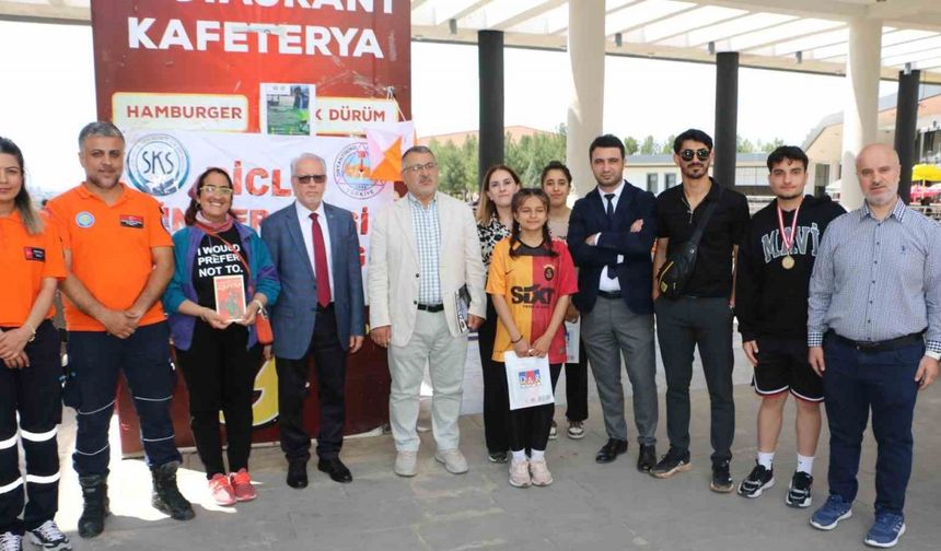 Oryantiring yarışmasına katılanlara tatlı ikram edildi