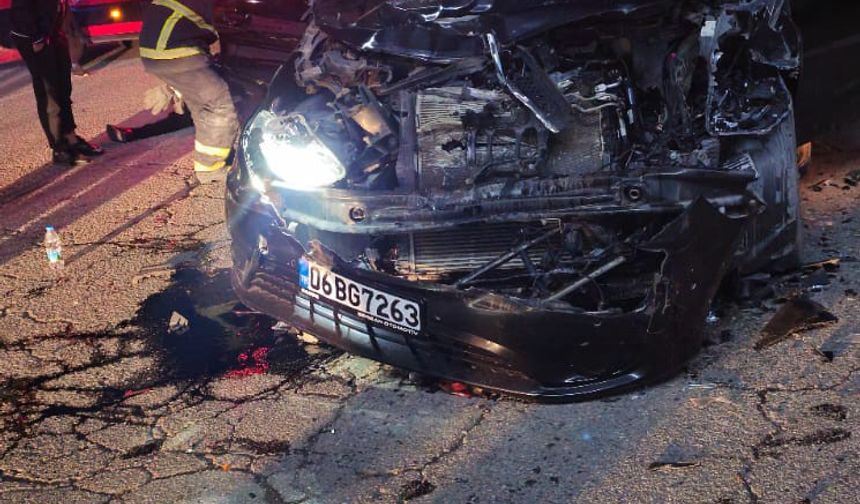 Otomobil ile kamyonet çarpıştı: 5 yaralı