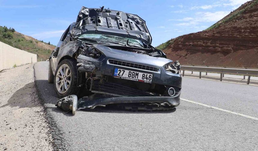 Otomobil istinat duvarına çarptı: 3 yaralı