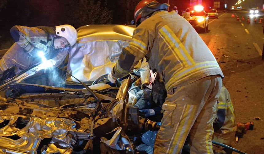 Otomobil kamyonun altına girdi, sürücü ağır yaralandı