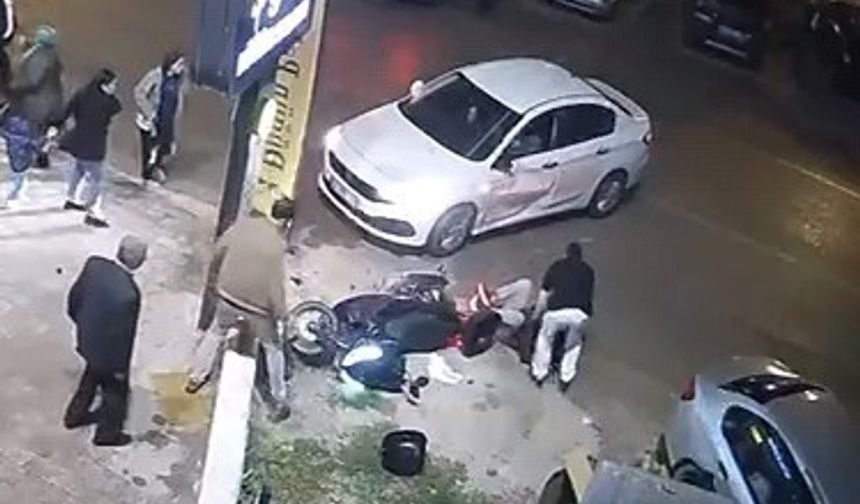 Otomobille motosikletin çarpıştığı kaza kamerada
