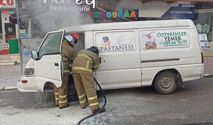 Park halindeki panelvan minibüste yangın paniği