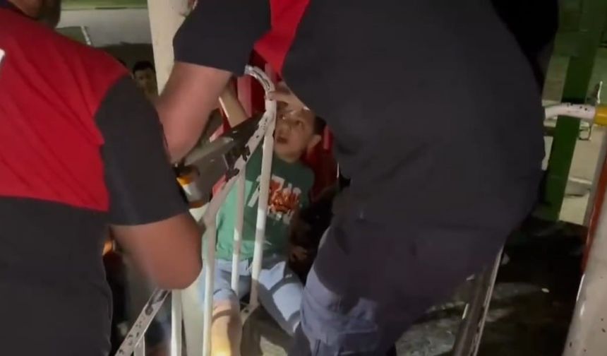 Parkta ayağı oyun grubu demirlerine sıkışan çocuk, itfaiye ekiplerince kurtarıldı