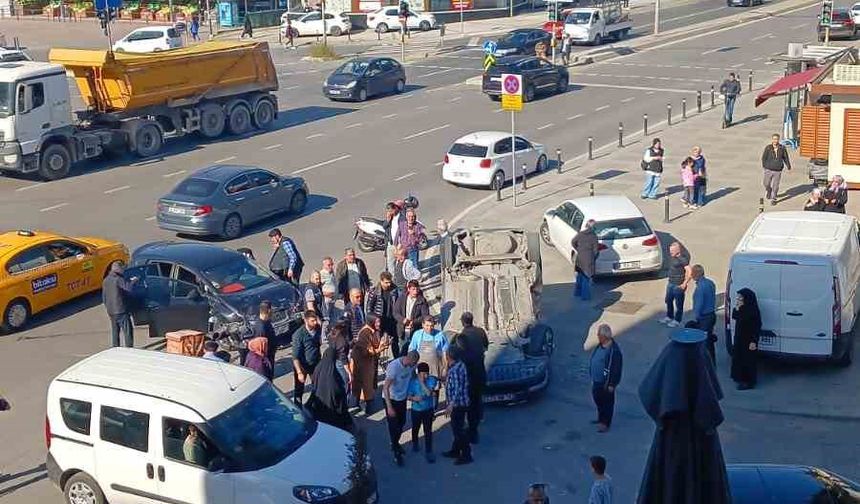 Pendik’te kırmızı ışık ihlali kaza getirdi: 5 yaralı