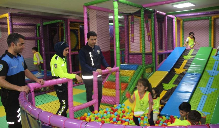 Polisler çocukların oyun merkezine gitme hayalini gerçekleştirdi