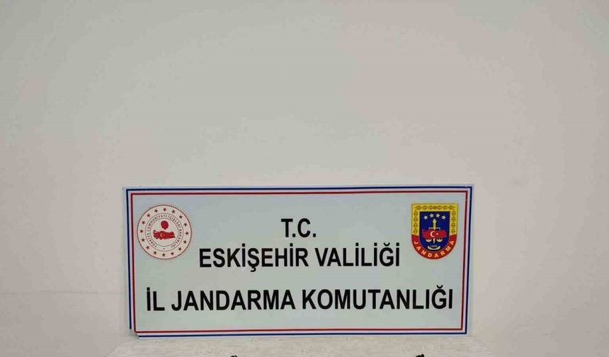 Ruhsatsız tabanca satmaya çalışırken yakalandı
