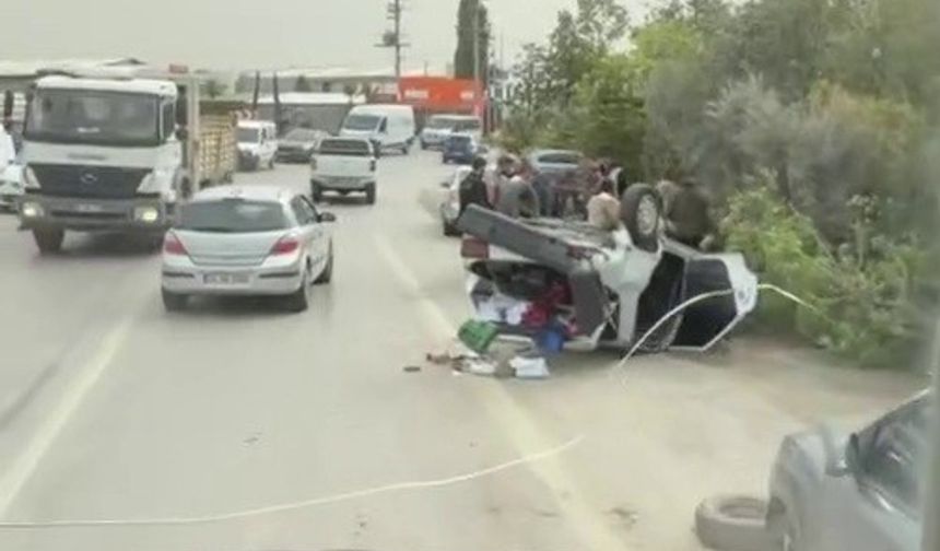Sakarya’da fidanlıktaki ağaçlı saksılara çarpan otomobil ters döndü: 1 yaralı