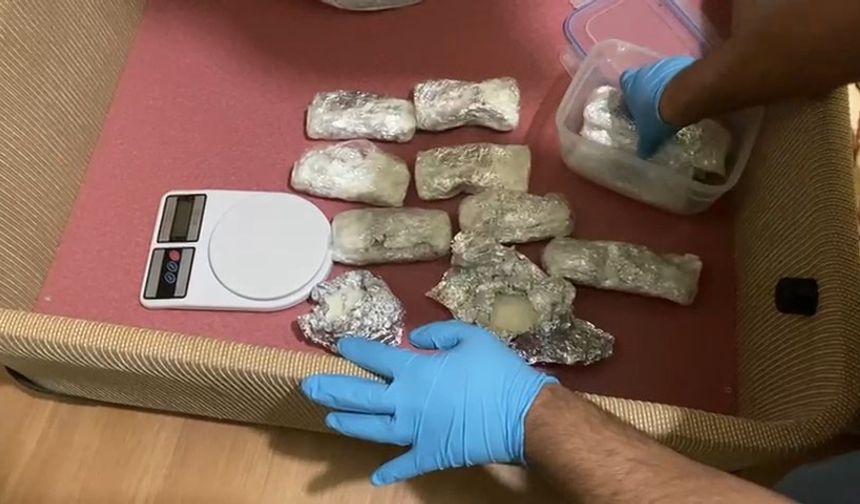 Samsun’da polis evdeki baza altında 1 kilo 350 gram metamfetamin ele geçirdi