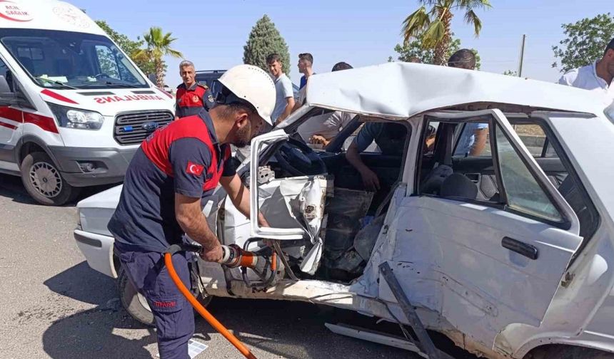 Şanlıurfa’daki zincirleme kazada araçta sıkışan 2 kişi yaralandı