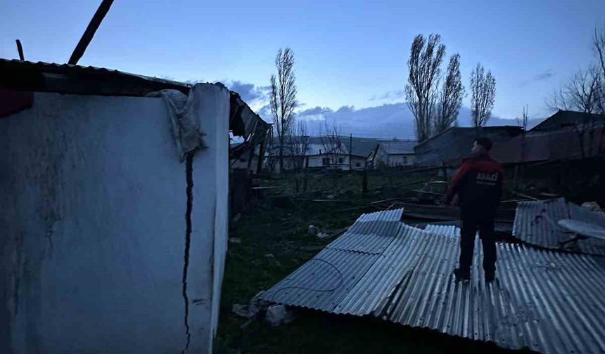 Sarıkamış’ta fırtına okulun ve evlerin çatısını uçurdu